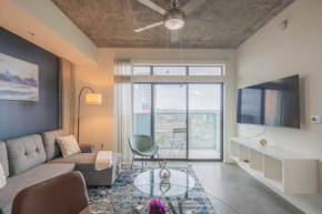 Chic 1BD - Central Downtown - Gym, Pool, Parking